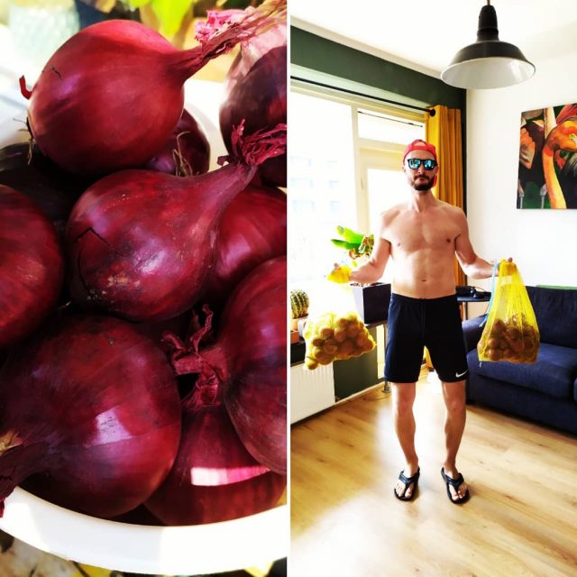 Bij @aardappelenbezorgen.nl deze prachtige rode uien besteld om de gekarameliseerde rode uien chutney te maken. Topkwaliteit! Bedankt! Mooie bijvangst is dat ik weer wat quarantaine gewichten erbij heb! 
Ordered these beautiful red onions from @aardappelenbezorgen.nl to make the caramelised red onion chutney. High quality product! Thank you! A nice side catch is the quarantine weights I got from it! 
#quarantine #chutney #food #stayfitdontquit #captainchutney #eten #ambachtelijk #koken