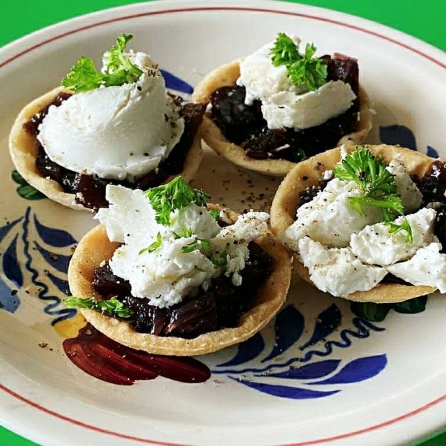 Ok, dit werkt als een charm! Pasteitjes, gekarameliseerde rode uien chutney and naturel geitenkaas! Heerlijke appetizer en mooi voordeel is dat het in een handomdraai op de tafel staat. Decoreer het met wat peterselie en zwarte peper.

OK, so this works like a charm! Pastry, caramelised red onion chutney and soft goat cheese! Delicious appetiser with one simple advantage, it's done in a matter of minutes. Top it off with some pepper and parsley.

#chutney #appetizers #voorgerechten  #easy #goatcheese #geitenkaas #try #recipes #recepten #tasty